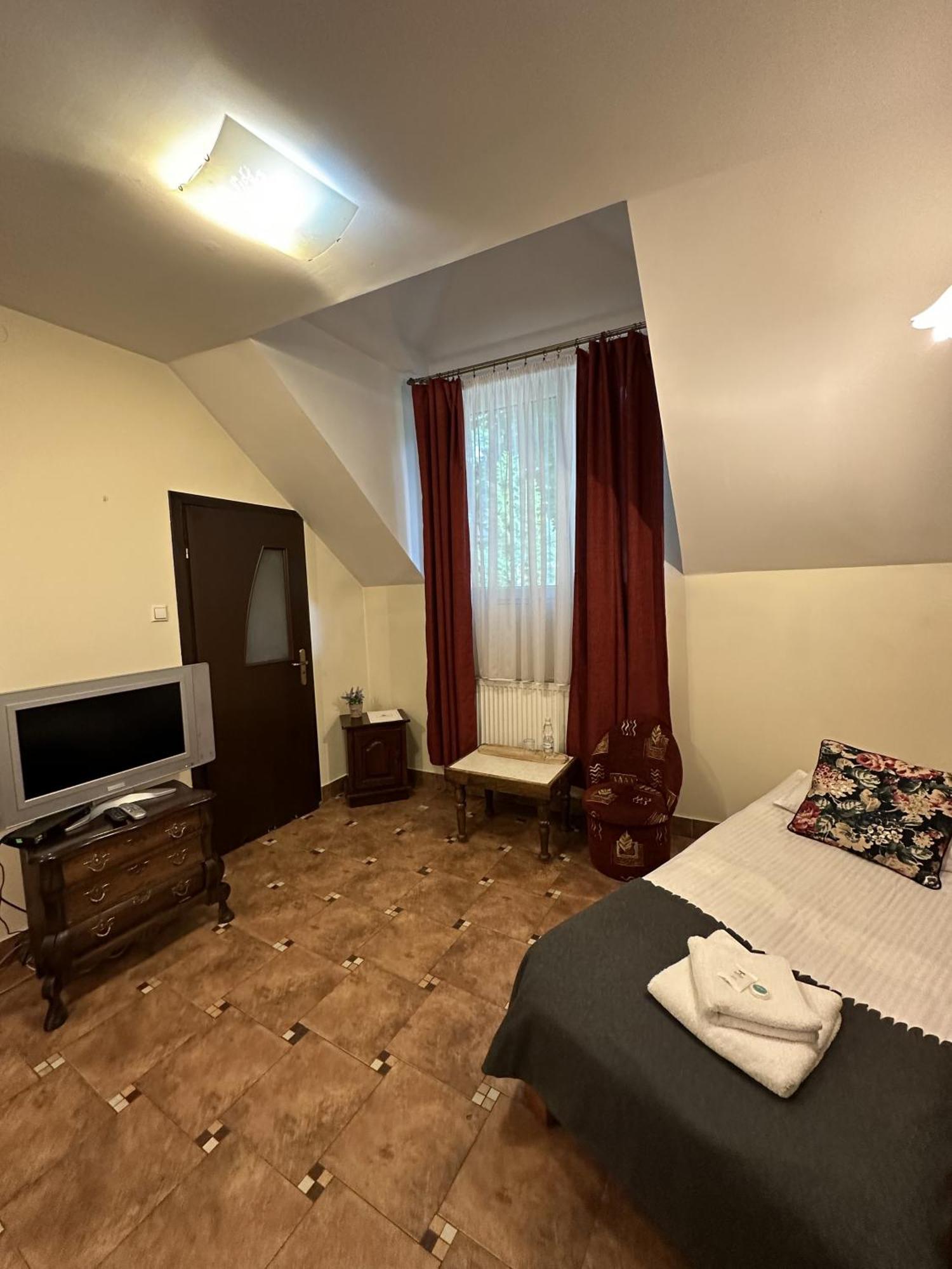 Palac Tarnowskich Hotel & Restauracja & Spa Ostrowiec Swietokrzyski Luaran gambar